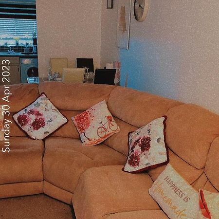 Lovely 2 Bed Flat/Apt In East London- Nice Estate. Dagenham Buitenkant foto