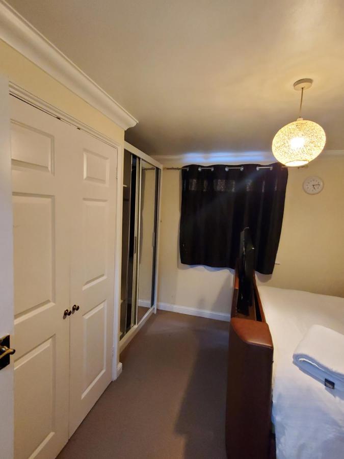Lovely 2 Bed Flat/Apt In East London- Nice Estate. Dagenham Buitenkant foto