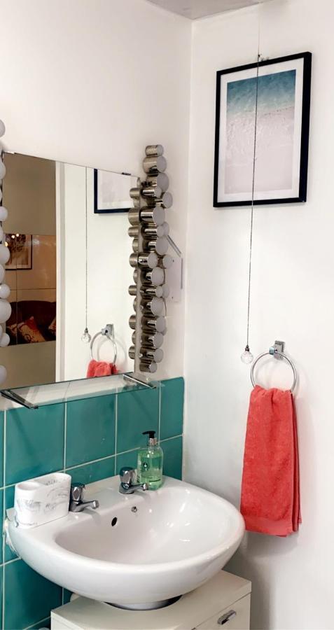 Lovely 2 Bed Flat/Apt In East London- Nice Estate. Dagenham Buitenkant foto